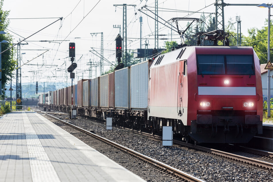 Lebensgefährliche Aktion: Pärchen fährt auf Güterzug mit!