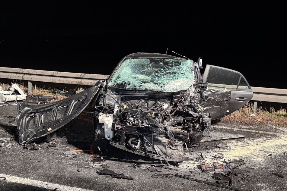 Die Vorderseite des Pkw ist komplett zerstört.