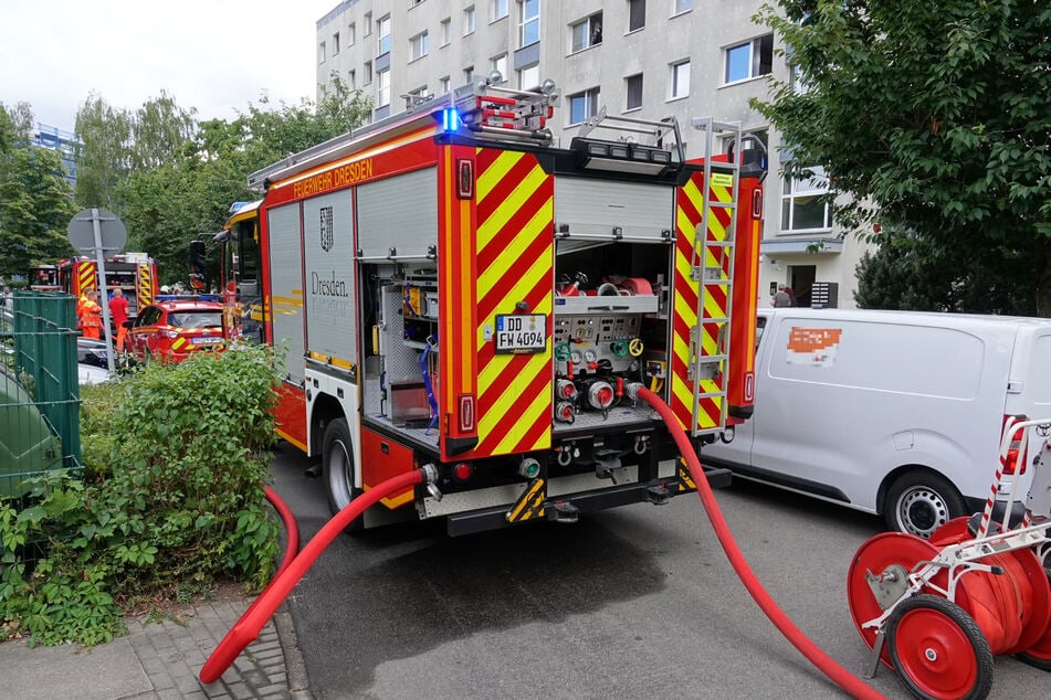 Einsatzkräfte am Brandort, der Herzogswalder Straße.