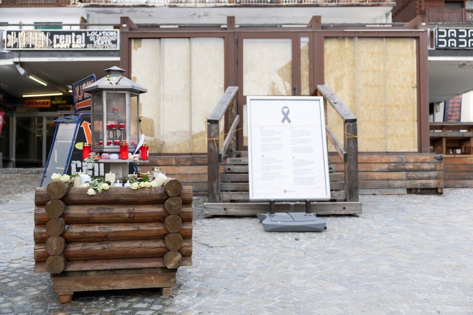 Am früheren Eingang der Bar und Lounge "Le Constellation" befindet sich heute eine Gedenktafel.