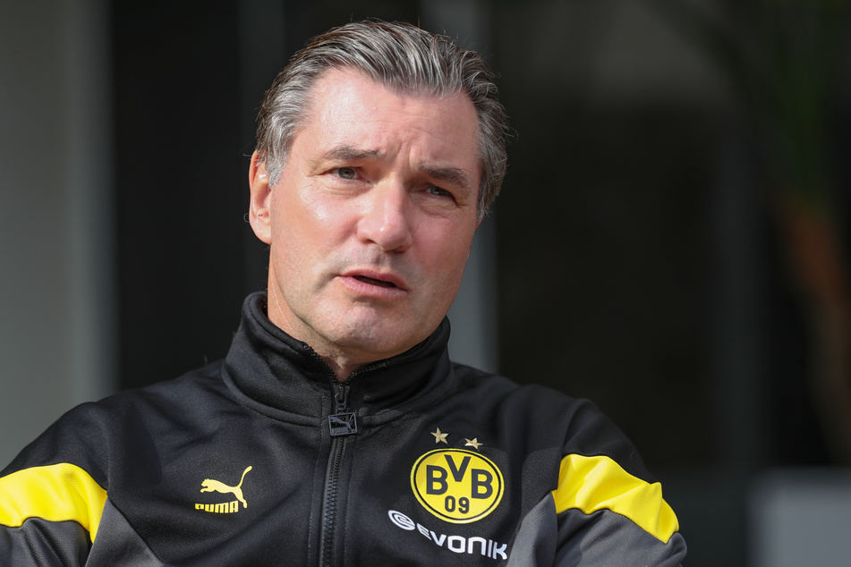 Michael Zorc (58), Sportlicher Leiter von Borussia Dortmund, stellt sich hinter seinen Trainer.