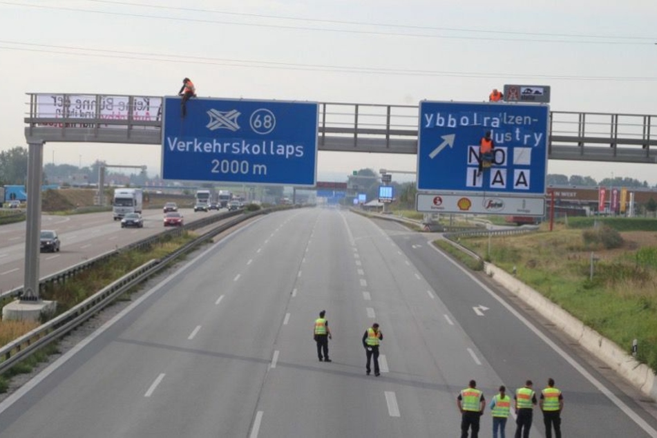 Die IAA-Gegner machten in Bayern auch vor so manchem Autobahnschild nicht Halt.