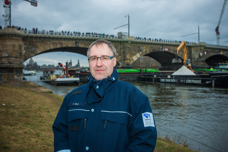 Karsten Wild vom Wasserstraßen- und Schifffahrtsamt warnt vor dem Baden in der Elbe.