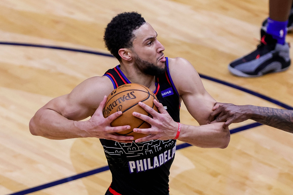 Ben Simmons tipped in Joel Embiid’s missed shot at the buzzer to defeat the San Antonio Spurs.