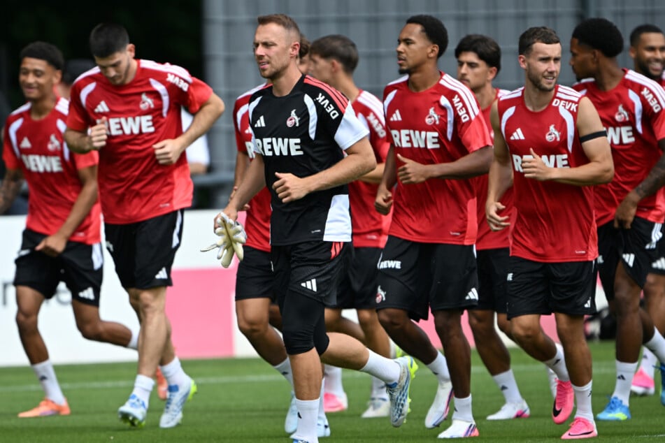 FC-Köln-Kapitän Marvin Schwäbe (31, 3. v. r.) ist hauptverantwortlich für die Integration der Neuen.