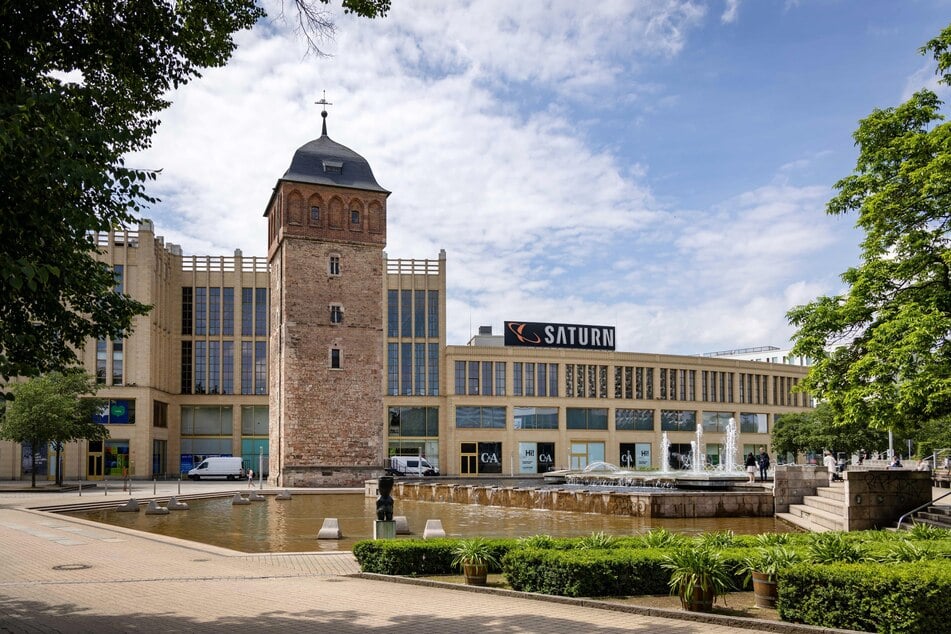 (Fast) jeder Chemnitzer weiß: Der "Rote Turm" als ältestes Gebäude der Stadt ist Vorlage für die Form der "Fit"-Flasche.