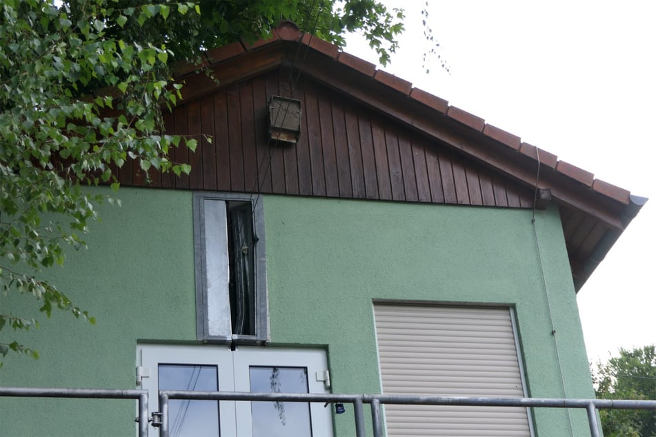 Die Schäden am Pegelhaus sind deutlich zu sehen. Aus der Luke über dem Fenster kam das Halteseil. Beim Aufprall hat es den Luken-Rahmen eingedrückt.