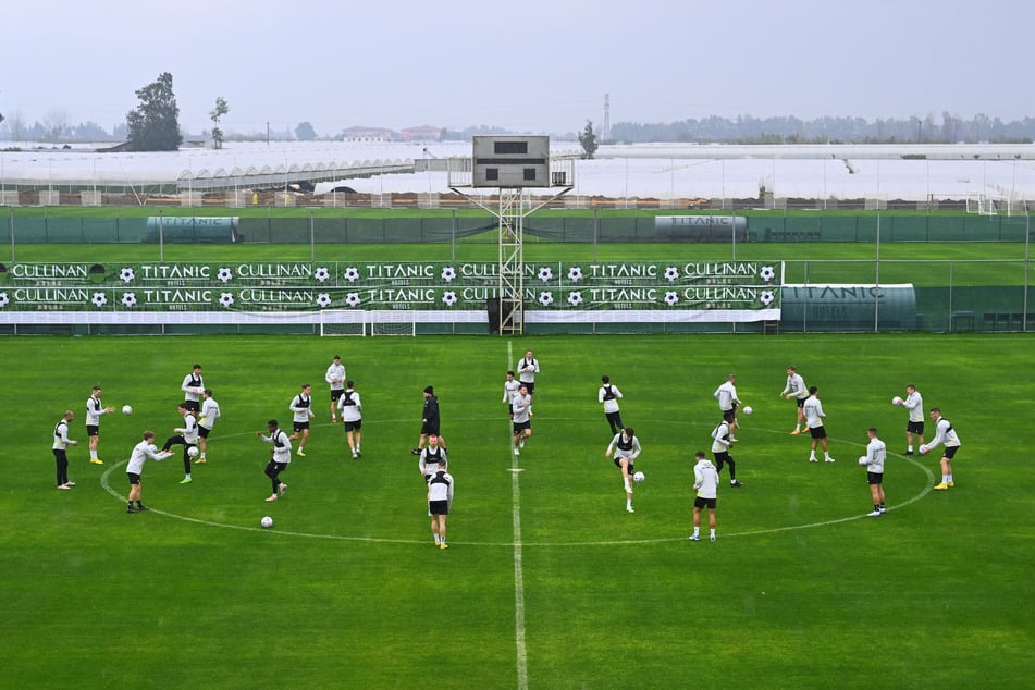 Die Dynamos trainieren auf dem Rasen des Titanic Deluxe Belek Football Center, der trotz des Regens in einem erstaunlich guten Zustand ist.
