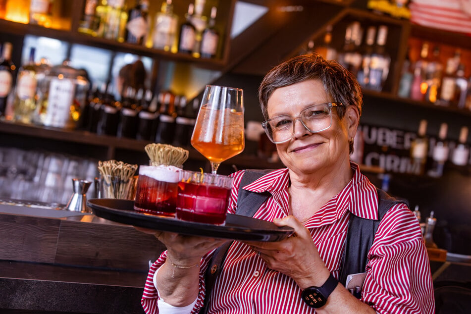 Sigune Suckale (62) mit drei Lillet-Drinks auf dem Weg zu ihren Gästen.