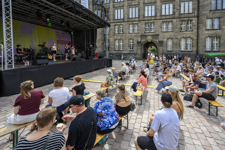 Auf der Bühne am Neumarkt trat die "KaSchmiR-Band" auf.