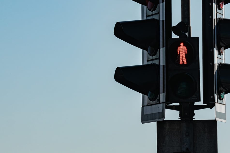 Fußgängerin läuft bei Rot über Straße und sorgt für fatale Kettenreaktion