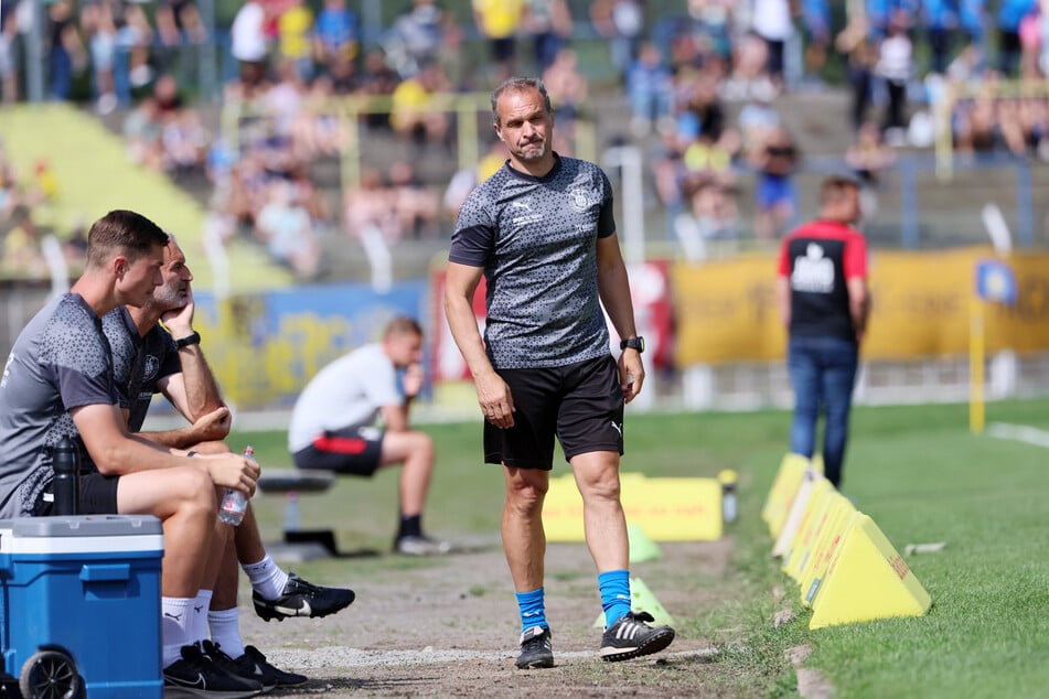 Lok-Leipzig-Trainer Almedin Civa (51) kann nicht zufrieden mit seiner Mannschaft sein.