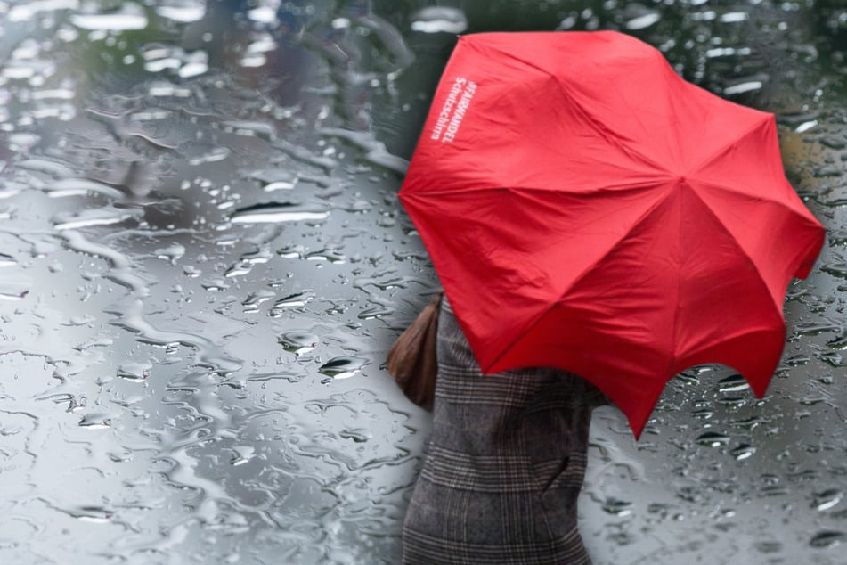 Vor allem der Norden und Westen Deutschlands müssen am Samstag gegen Regen und Sturm ankämpfen. (Symbolfotos)
