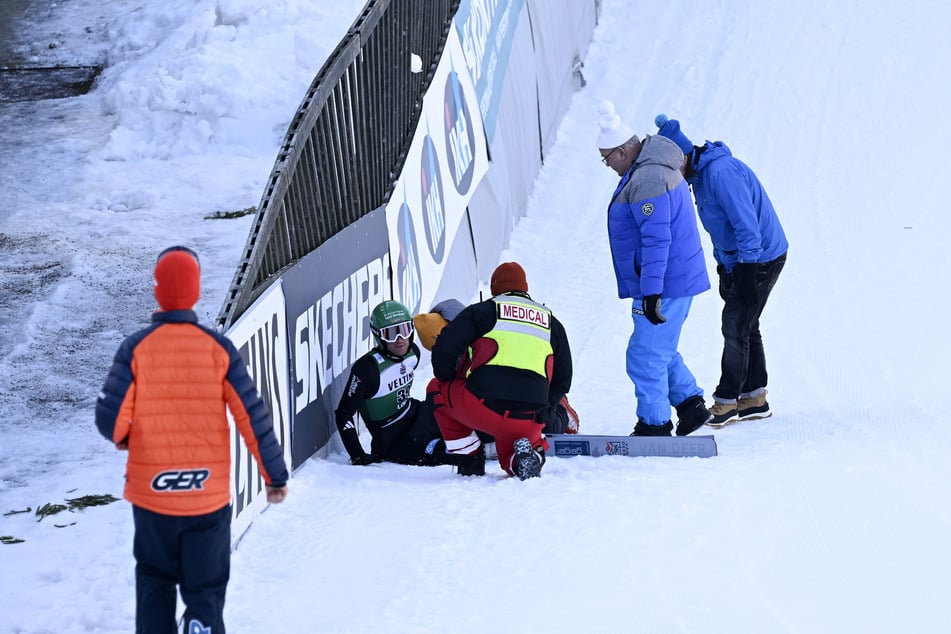 Wendelin Thannheimer blieb nach seinem Sturz lange im Auslauf liegen, wo sich das medizinische Personal um ihn kümmerte.