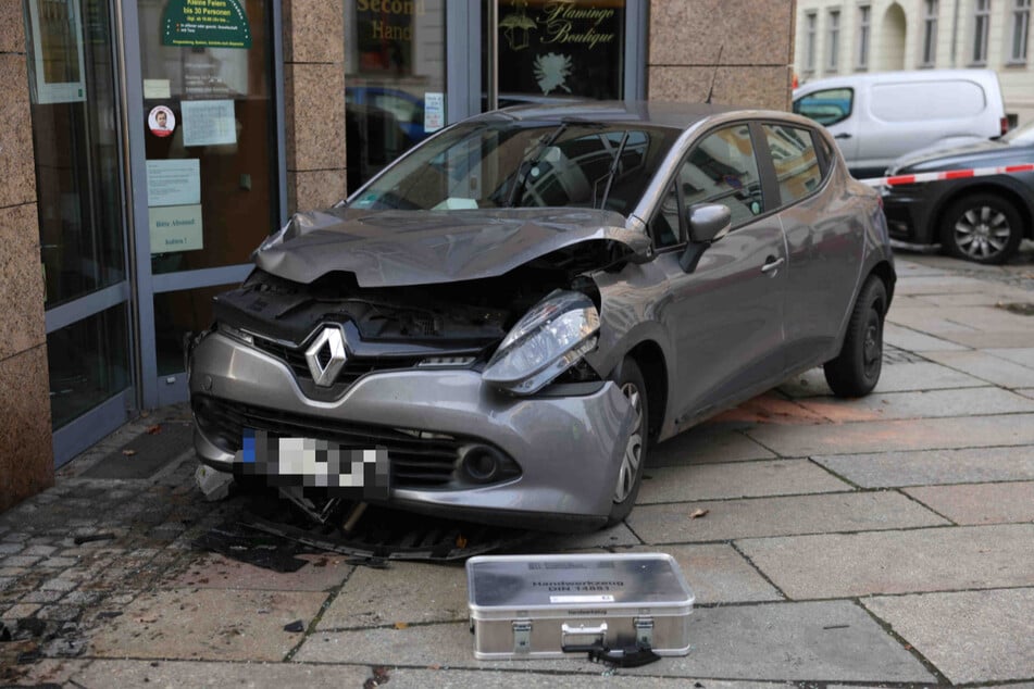 Der Renault erlitt schwere Schäden, die Fahrerin wurde ohnmächtig.