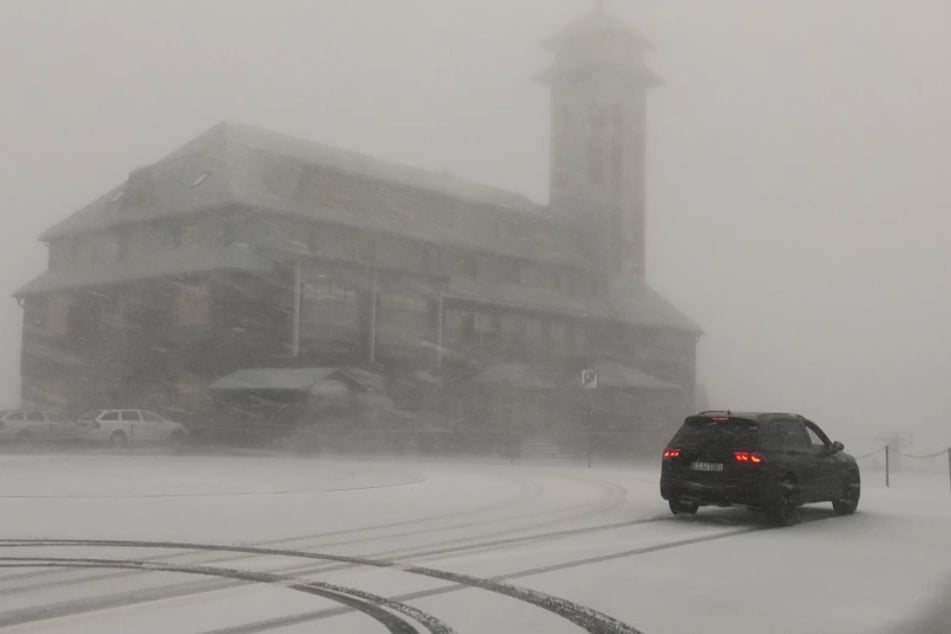Stark Windböen und Schneefall erlebten die Spaziergänger am Sonntag auf dem Fichtelberg.