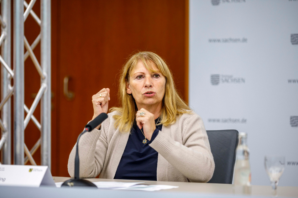 Tanzen verboten! Sozialministerin Petra Köpping (62, SPD) droht den Tanzlehrern mit Bußgeldern.