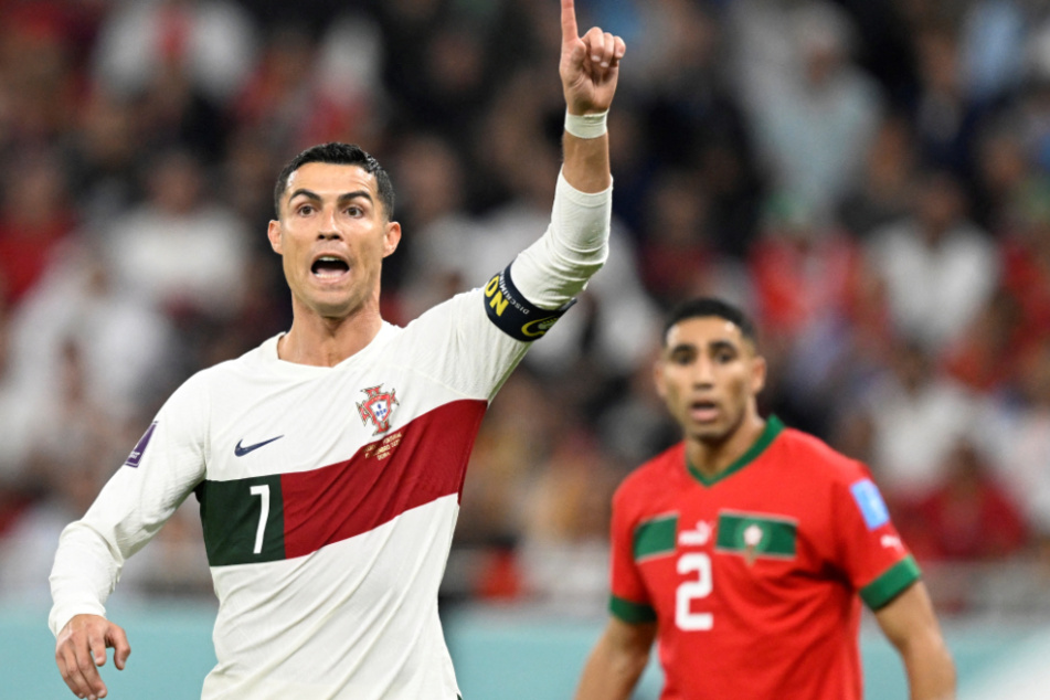 Cristiano Ronaldo (l.) hat zwar seinen Weltrekord, steht mit der portugiesischen Nationalmannschaft aber vor dem WM-Aus.