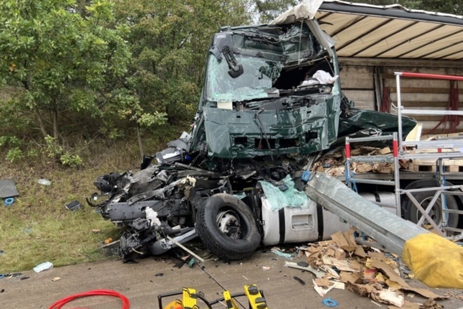 Unfall A7: Sattelzug-Fahrer bei Auffahrunfall verletzt, A7 für 11 Stunden gesperrt