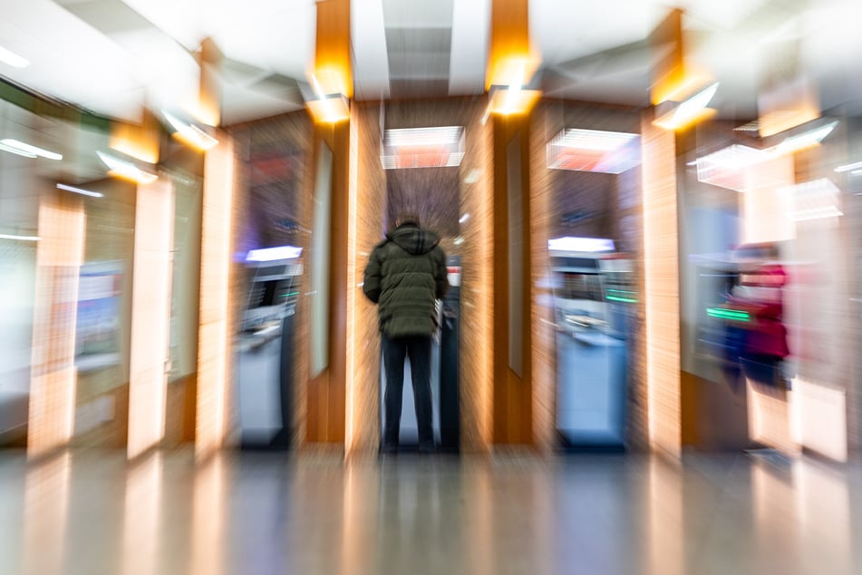 Betrüger versuchen, über verschiedene Methoden an das Geld der Bankkunden zu kommen, "Shoulder Surfing" ist eine davon. (Symbolbild)