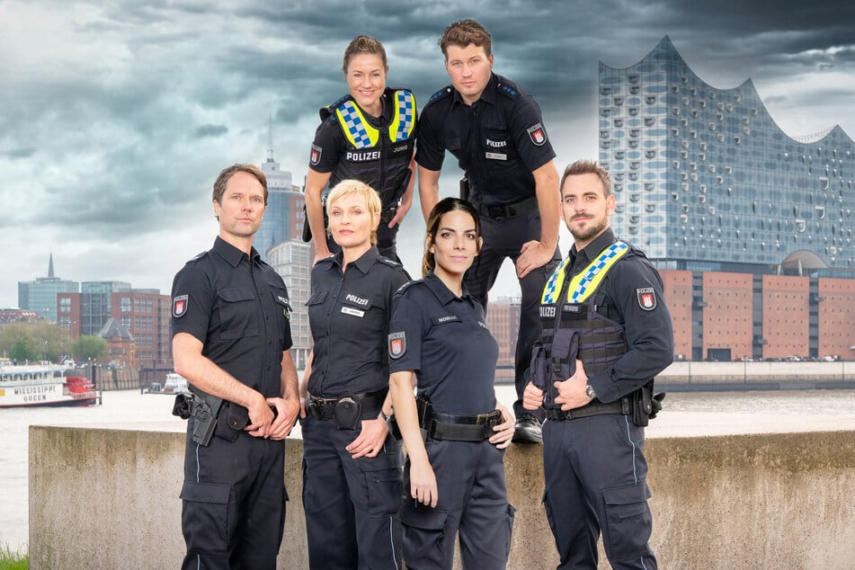 Das aktuelle PK 21 von links nach rechts, vorne: Mattes Seeler (Matthias Schloo, 49), Melanie Hansen (Sanna Englund, 51), Isa Nowak (Lilli Hollunder, 40), Kris Freiberg (Marc Barthel, 36), hinten: Franzi Jung (Rhea Harder-Vennewald, 50) und Nick Brandt (Raúl Richter).