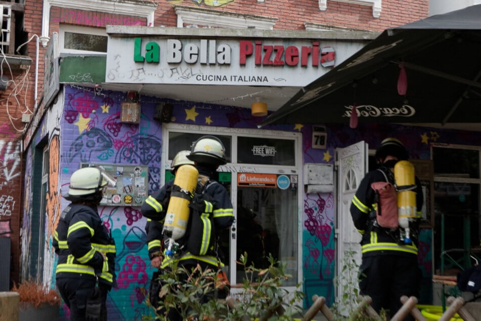 Hamburg: Brand in Pizzeria: Feuerwehr rückt mit zwei Trupps an