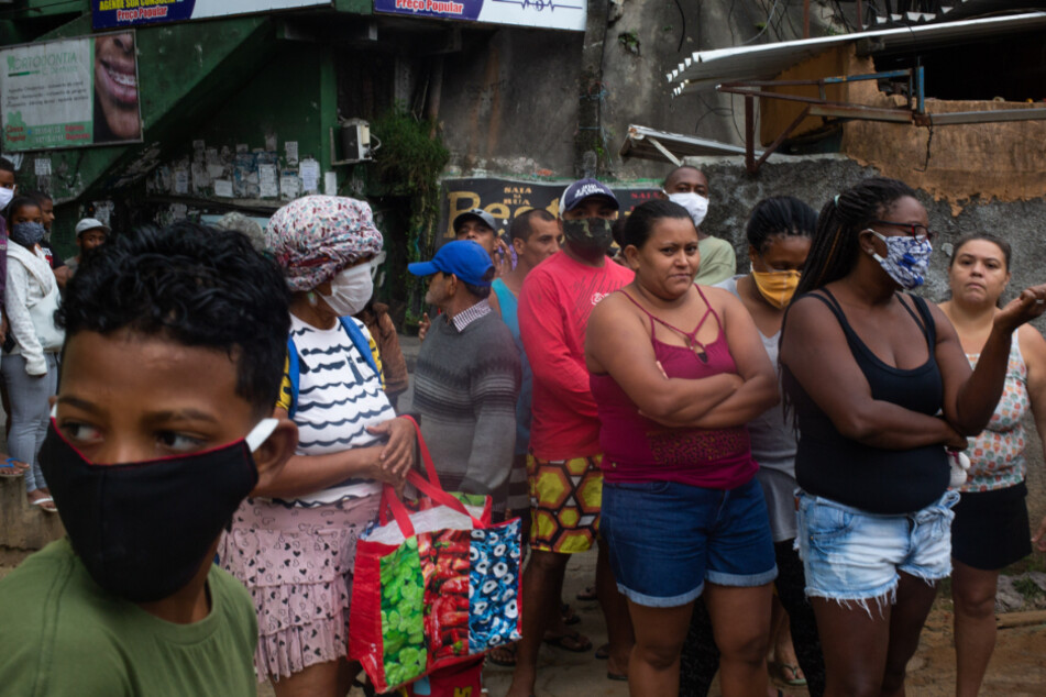 Rio de Janeiro: Jung und Alt warten auf die Lebensmittel, die verteilt werden.