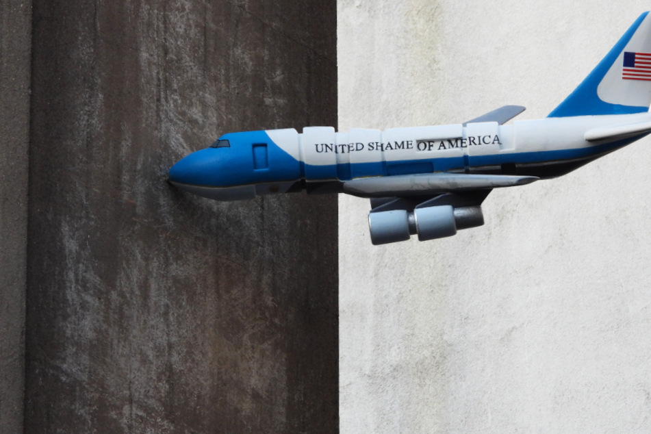 Die Flugzeugattrappe scheint der "Air Force One" des US-Präsidenten nachempfunden zu sein.