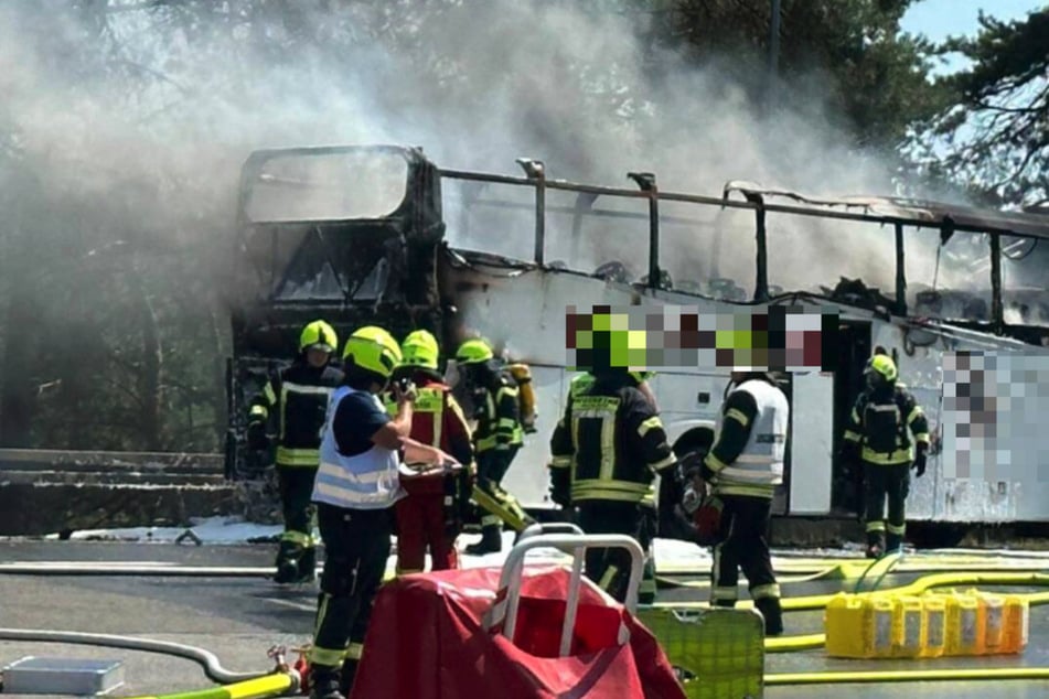 Unfall A24: Flammeninferno auf A24: Reisebus brennt während der Fahrt