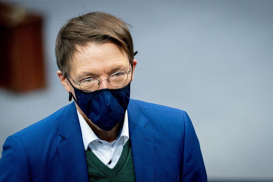 Karl Lauterbach (57, SPD) nimmt mit Mund-Nasenbedeckung an der Sitzung des Bundestages teil.