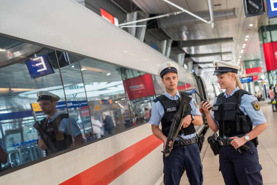 Polizisten beobachten Diebstahl im ICE. (Symbolbild)