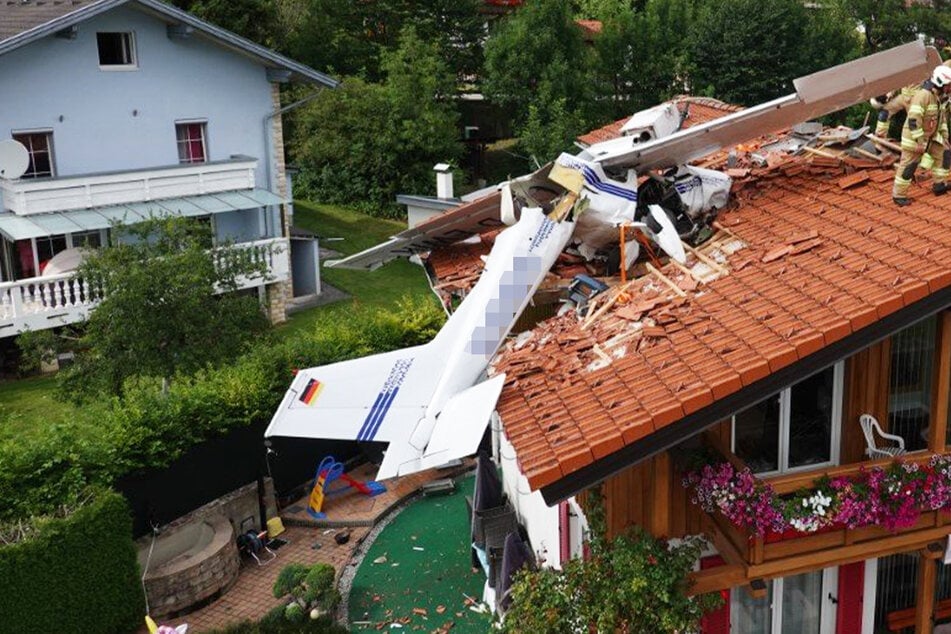 Deutsche Touristen crashen mit Flugzeug in Wohnhaus