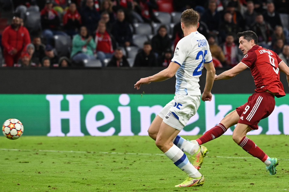 Auf Robert Lewandowski (r.) vom FC Bayern München ist Verlass! Der Stürmer nahm in der 27. Minute genau Maß und vollstreckte zum 2:0.