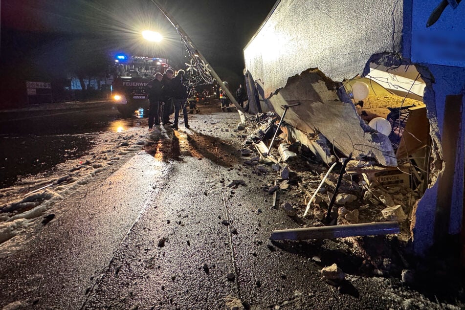 Die Garage war nach dem Einschlag des 600-PS-Wagens akut einsturzgefährdet.