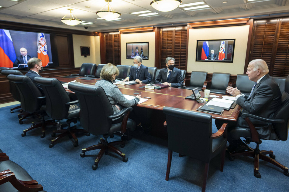 President Joe Biden (r.) held a secure video call with Russian President Vladimir Putin (l.) from the Situation Room in Washington DC on Tuesday.