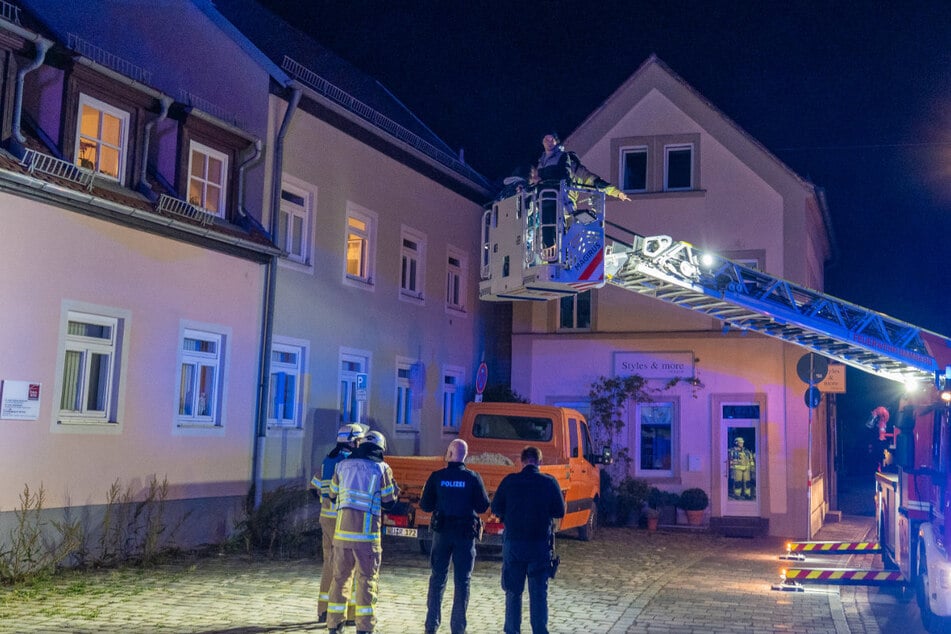 Mit einer Drehleiter konnte unter anderem eine Familie mit Kleinkind sicher und unverletzt aus dem Haus gerettet werden.