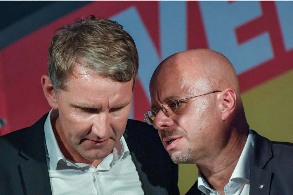 Björn Höcke (l), Vorsitzender der AfD in Thüringen und Andreas Kalbitz, Landesvorsitzender der AfD in Brandenburg unterhalten sich auf dem Wahlkampfabschluss der AfD in Brandenburg. (Archivbild)