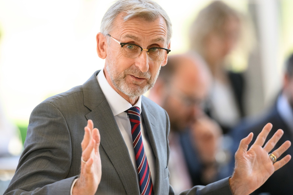 Neu-Innenminister Armin Schuster (61, CDU) hat die umstrittenen Personalien seines Vorgängers kassiert.