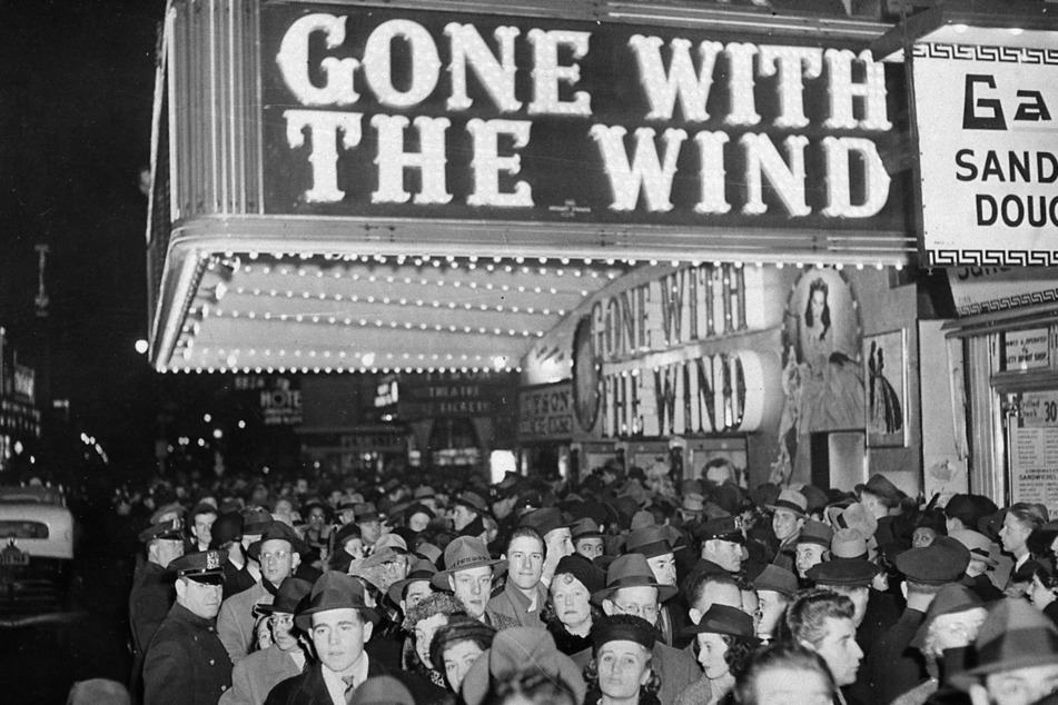 New York City 1939: Menschen versammeln sich vor dem Astor-Theater am Broadway während der Premiere des Films "Vom Winde verweht".