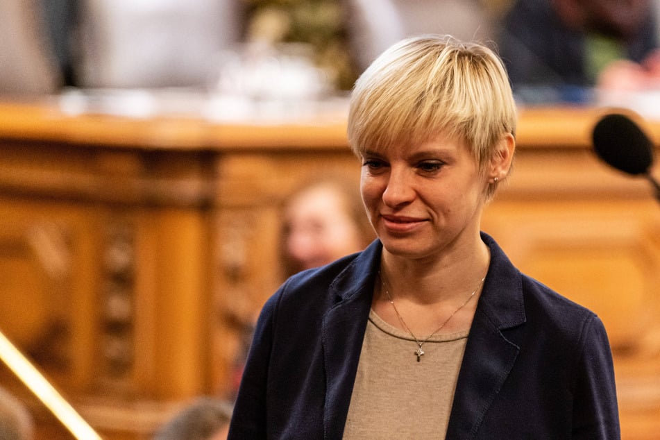 Die ehemalige AfD-Politikerin Olga Petersen (42) war im vergangenen Jahr mit ihren Kindern nach Russland geflohen. Nun will sie zurück nach Deutschland.