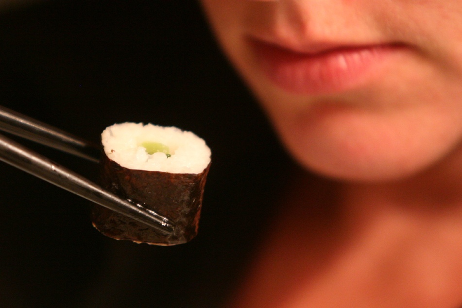 Aufgrund der Vorfälle in Japan werden wohl auch deutsche Sushi-Liebhaber künftig zweimal hinschauen, ob sie eine saubere Sushi-Rolle erwischt haben. (Symbolbild)