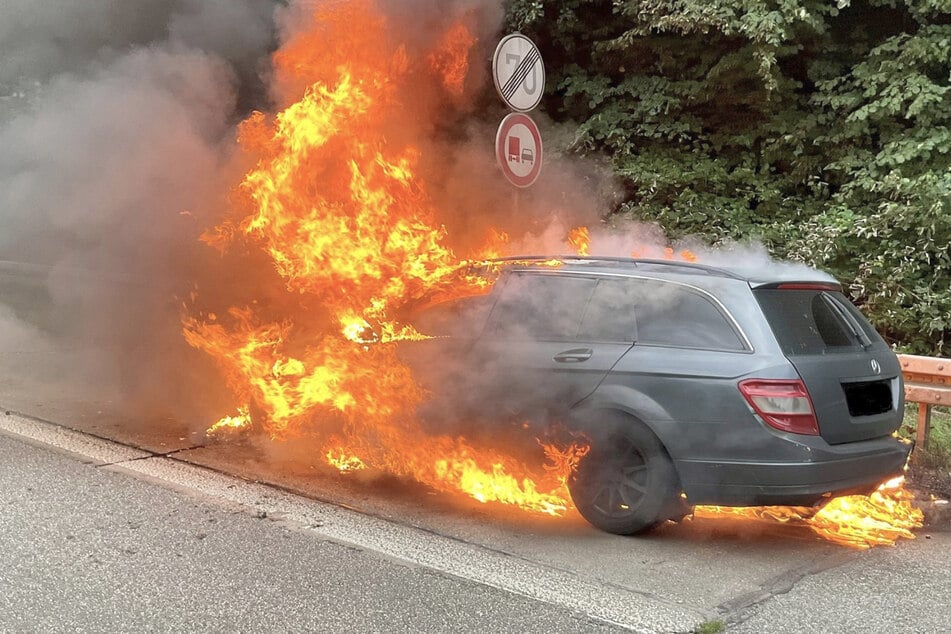 Mitten auf der Autobahn: Mercedes brennt plötzlich lichterloh!