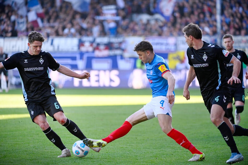 Benedikt Pichler (27, M.) wechselt nach dem Abstieg von Holstein Kiel und Zweitliga-Konkurrent Hannover 96.
