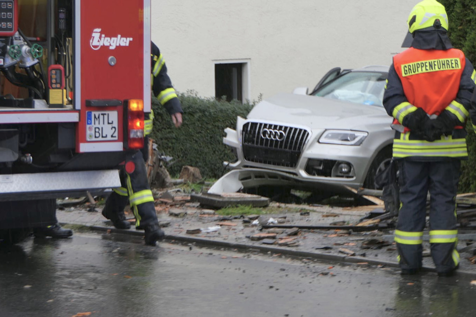 Audi kracht in Garten: Zwei Verletzte bei Unfall auf der B176