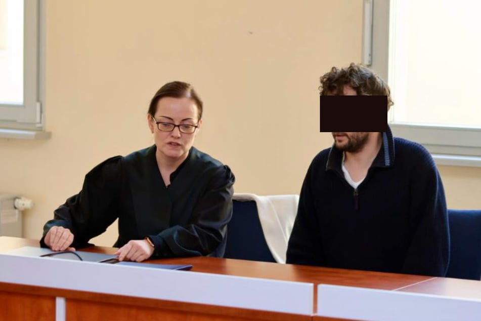 Der wegen Vergewaltigung angeklagte Len-Henrik B. (34) mit seiner Verteidigerin Andrea Liebscher am Montag im Amtsgericht Leipzig.