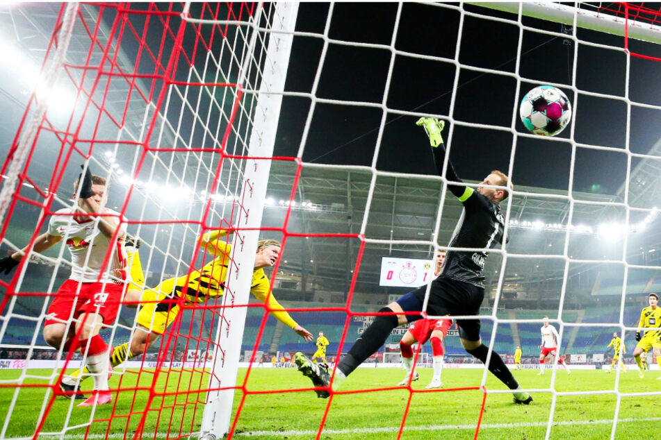 Erling Haaland (M.) trifft aus Nahdistanz per Kopf zum 2:0.