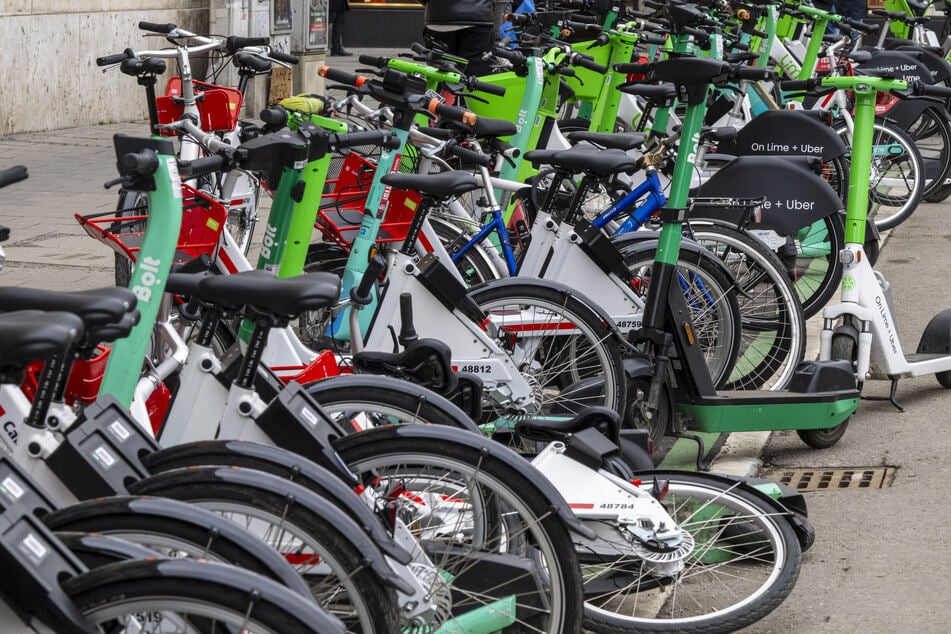 Im gesamten Stadtgebiet Dresden könnten ab dem 1. August 2025 bis zu 2000 E-Bikes sowie 2500 E-Scooter stehen. (Archivfoto)