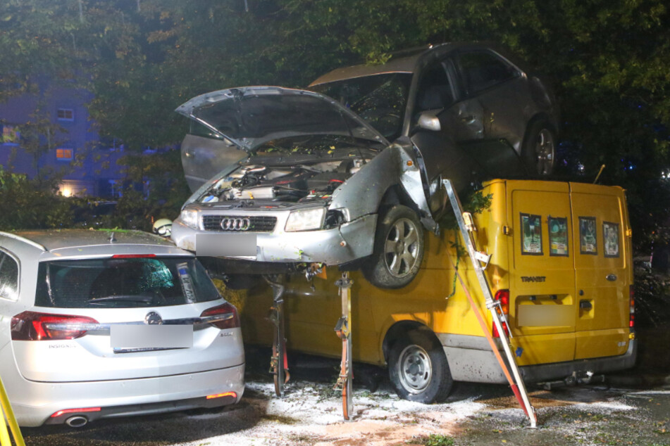Der Audi A3 landete auf dem Dach eines Kleintransporters.