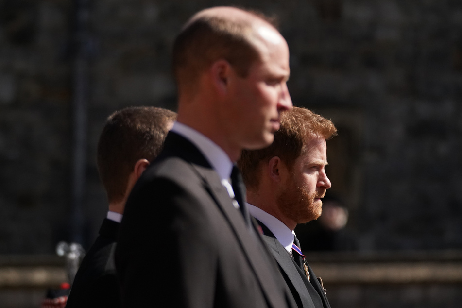 Bei der Beerdigung war die Stimmung zwischen Prinz William (38, l.) und seinem Bruder eher frostig.