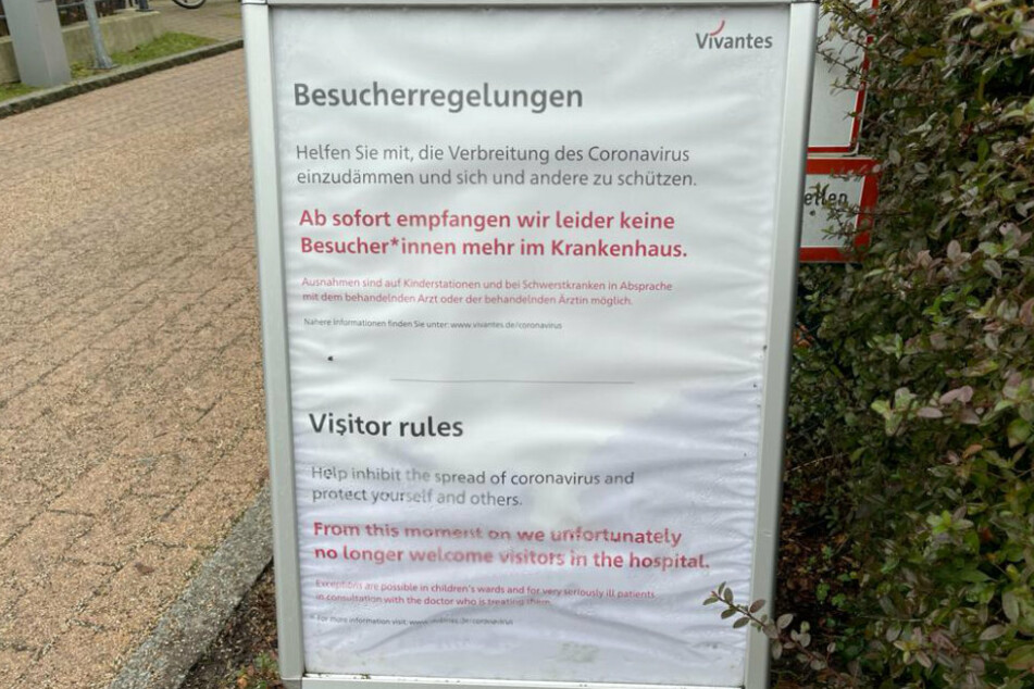 Ein Schild vor dem Berliner Vivantes Humboldt-Klinikum weist am Samstag auf die Besucherreglungen hin.